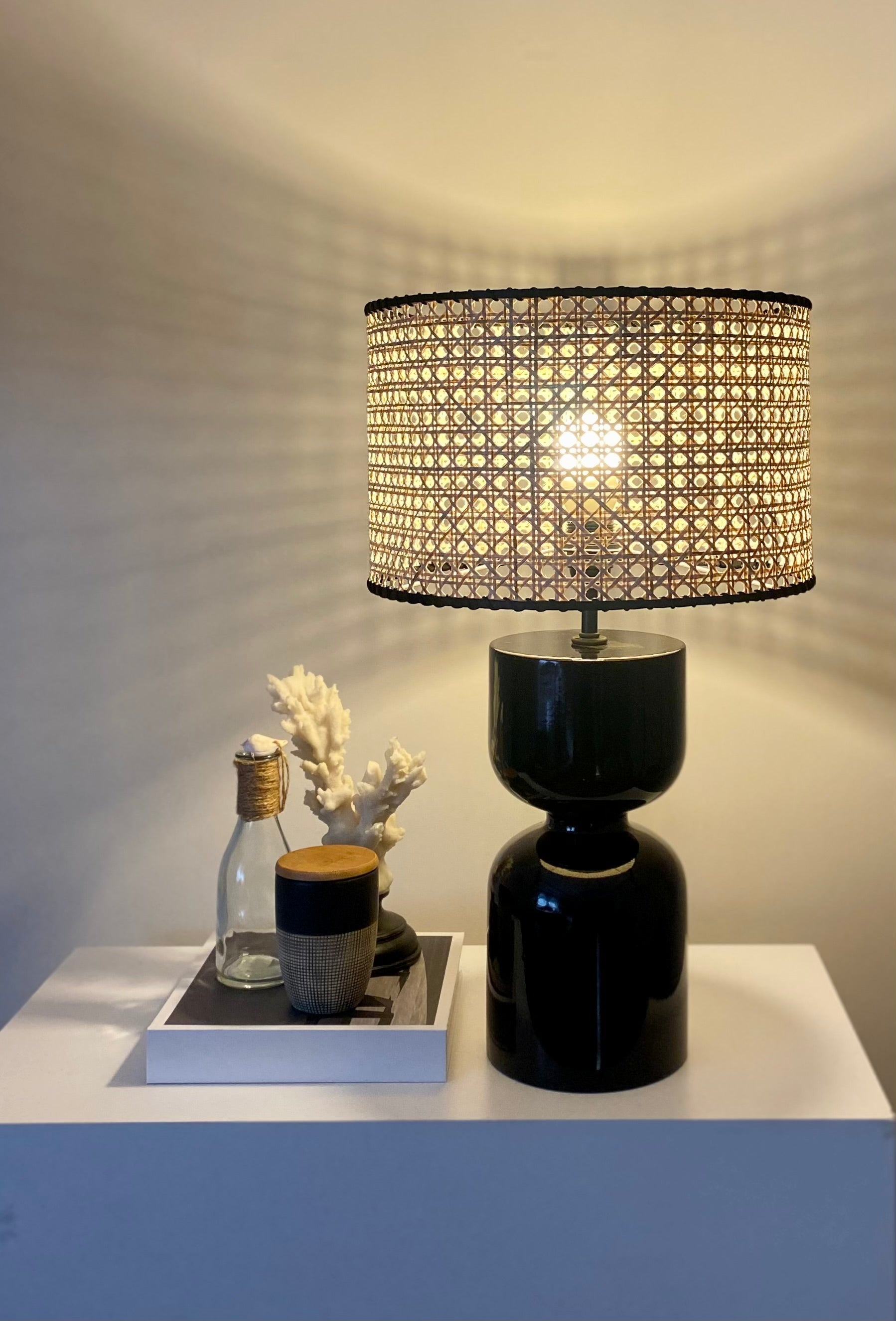 Rattan Başlıklı Ahşap Abajur